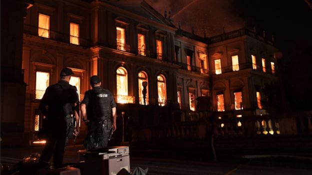 Пожарные тушат Национальный Музей в Рио-де-Жанейро